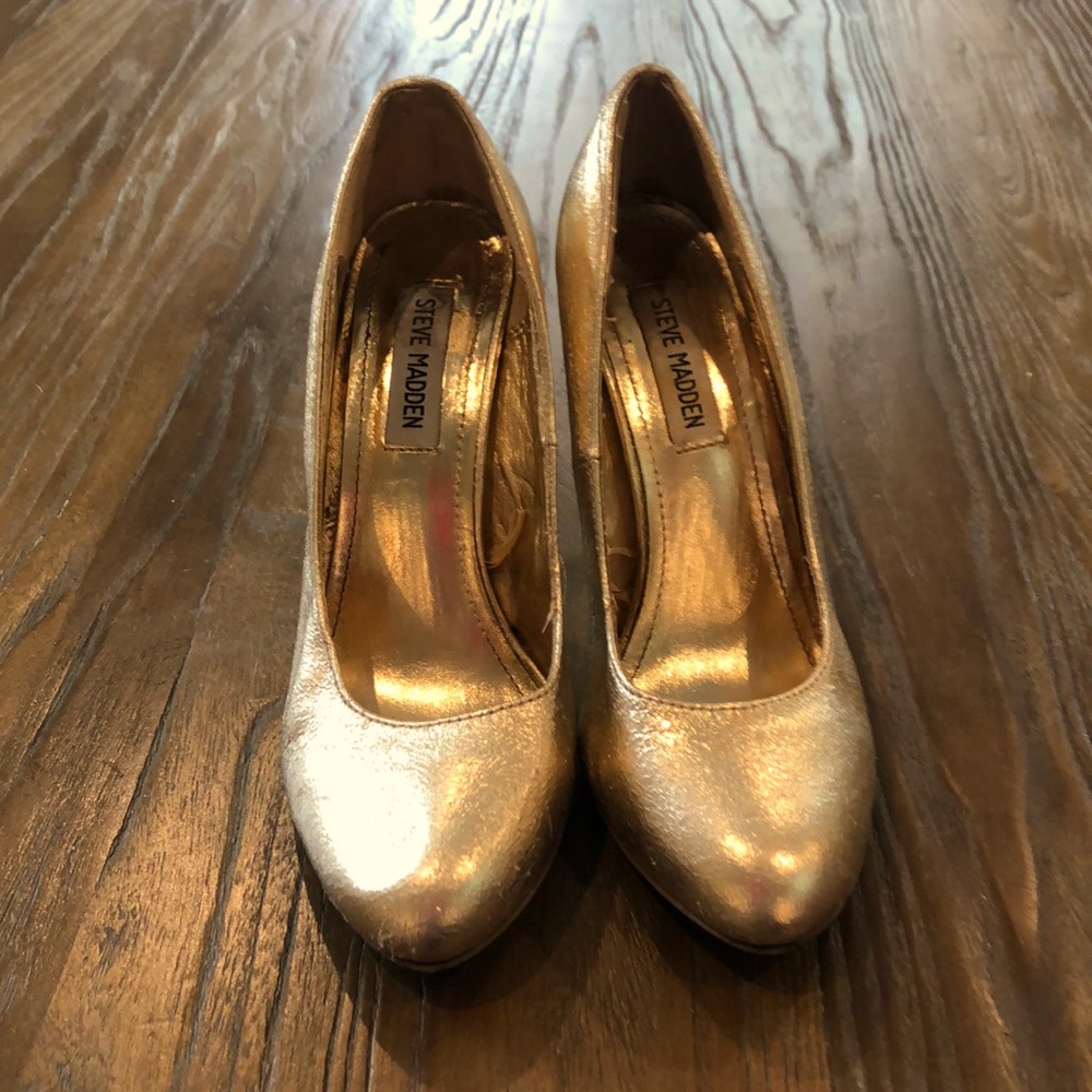 Used Steve Madden gold rounded toe Ronni heels sz 8.5